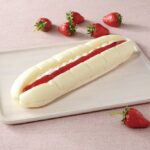 2026年1月6日より発売される「「ふんわりいちごロール　苺果肉入り」税込み171円（沖縄県除く）