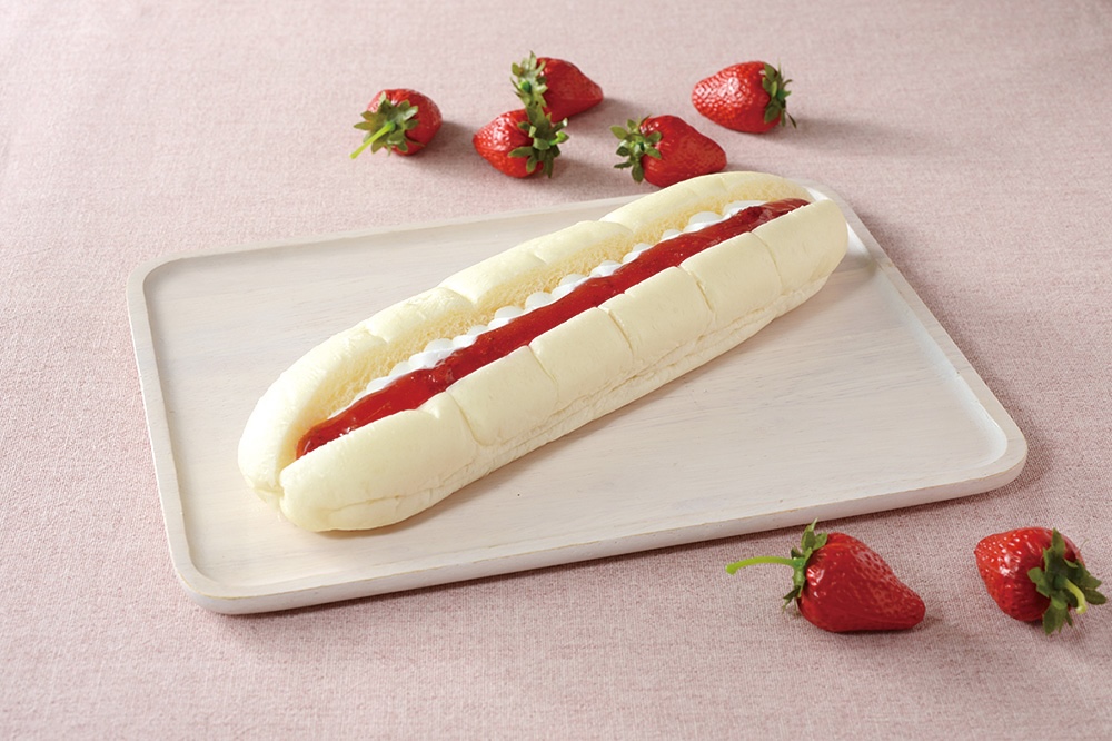 2026年1月6日より発売される「「ふんわりいちごロール　苺果肉入り」税込み171円（沖縄県除く）