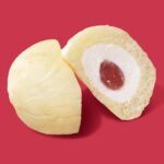 2026年1月6日より発売される「八天堂 冷やして食べる白いくりーむパン 福岡あまおういちご」税込み298円