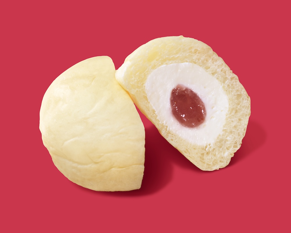 2026年1月6日より発売される「八天堂 冷やして食べる白いくりーむパン　福岡あまおういちご」税込み298円