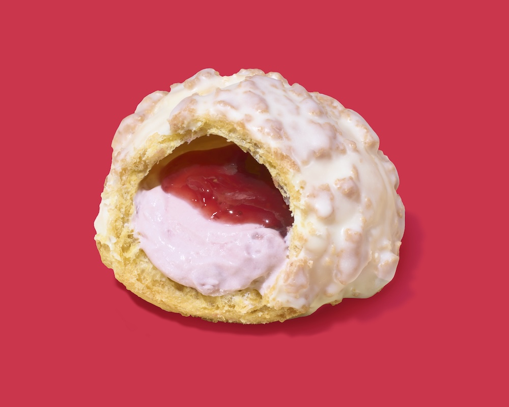 2026年1月6日より発売される「ザクザク食感 いちごのクッキーシュー」税込み230円