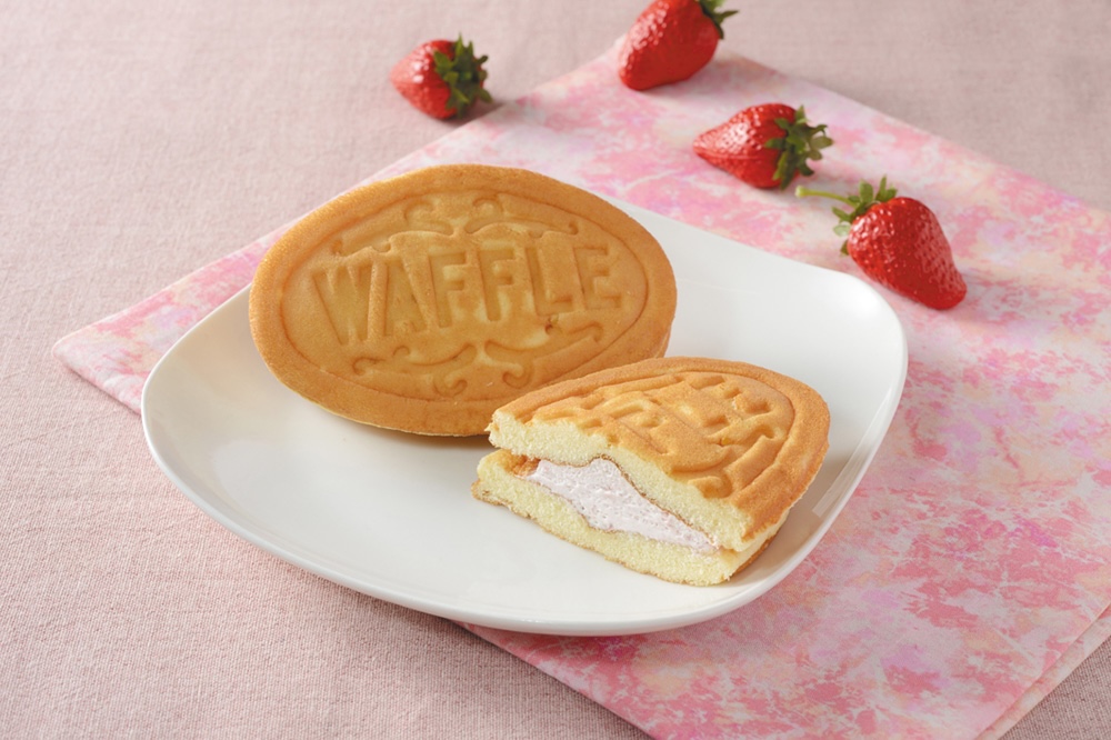 12月30日に発売される「Uchi Café　ふんわりワッフル　いちごミルク」税込み200円