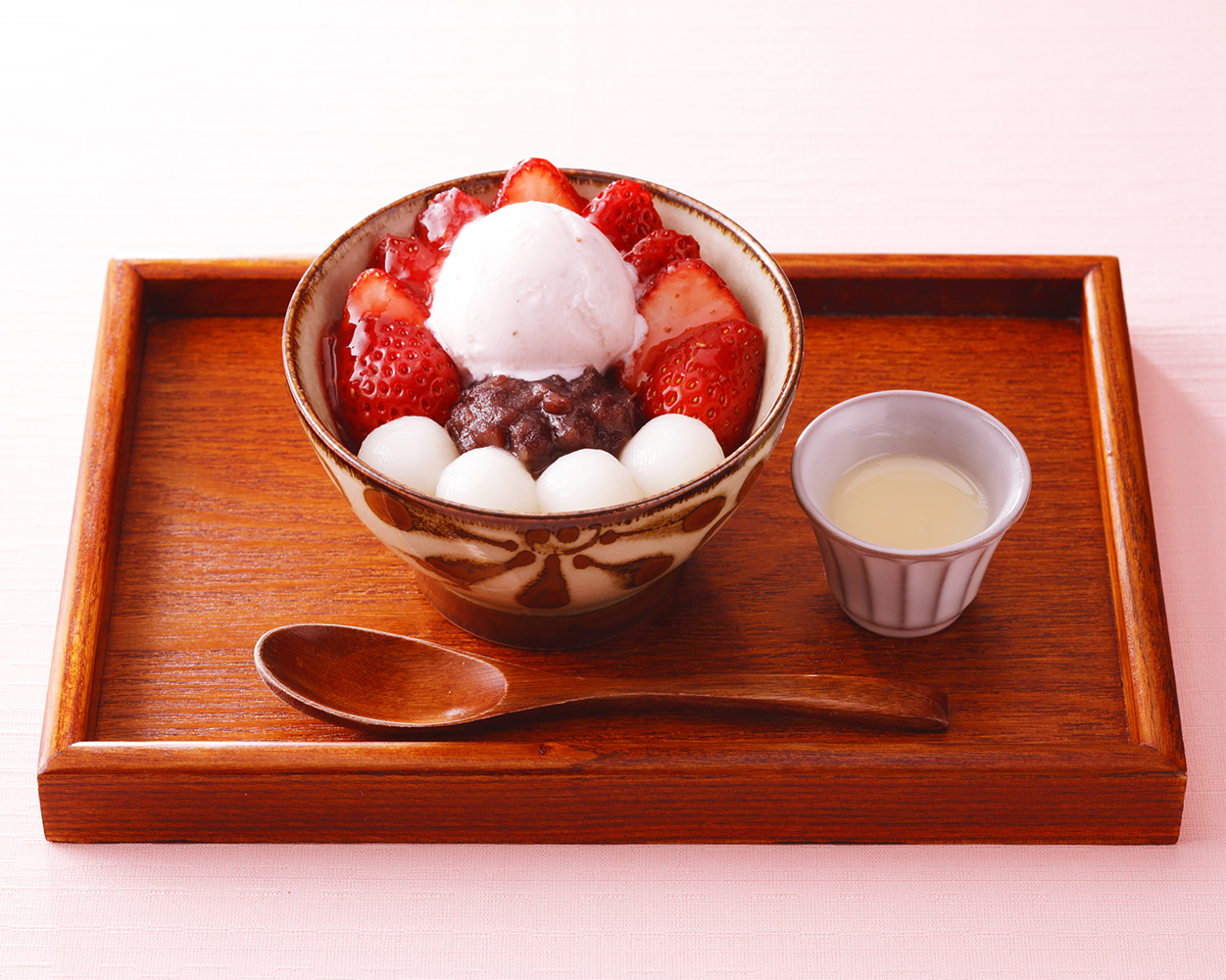 「田ノ実」の「いちご雪見あんみつ」