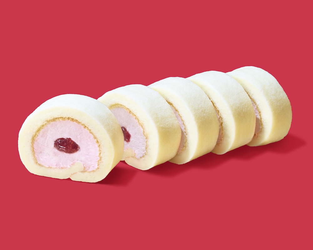 12月30日より発売される「もっちりクリームロール(いちごソース入り)」税込み380円