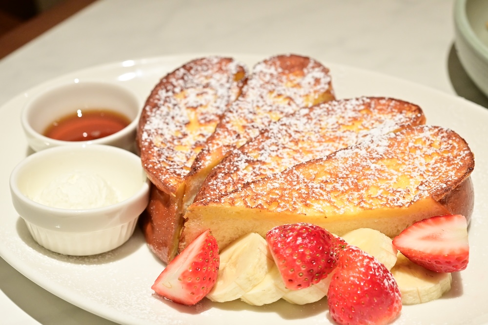 「フラッフィーフレンチトースト」1,980円（別途サービス料）