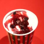 「メリーベリーズキャラメルラテ」イートイン・税込み680円、テイクアウト・税込み668円