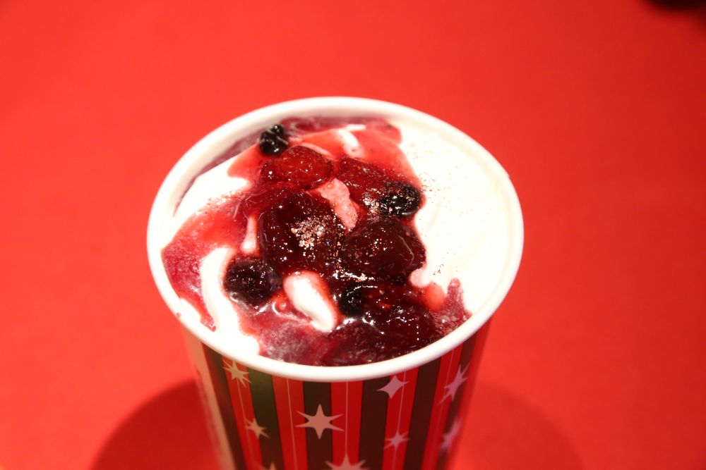 「メリーベリーズキャラメルラテ」イートイン・税込み680円、テイクアウト・税込み668円