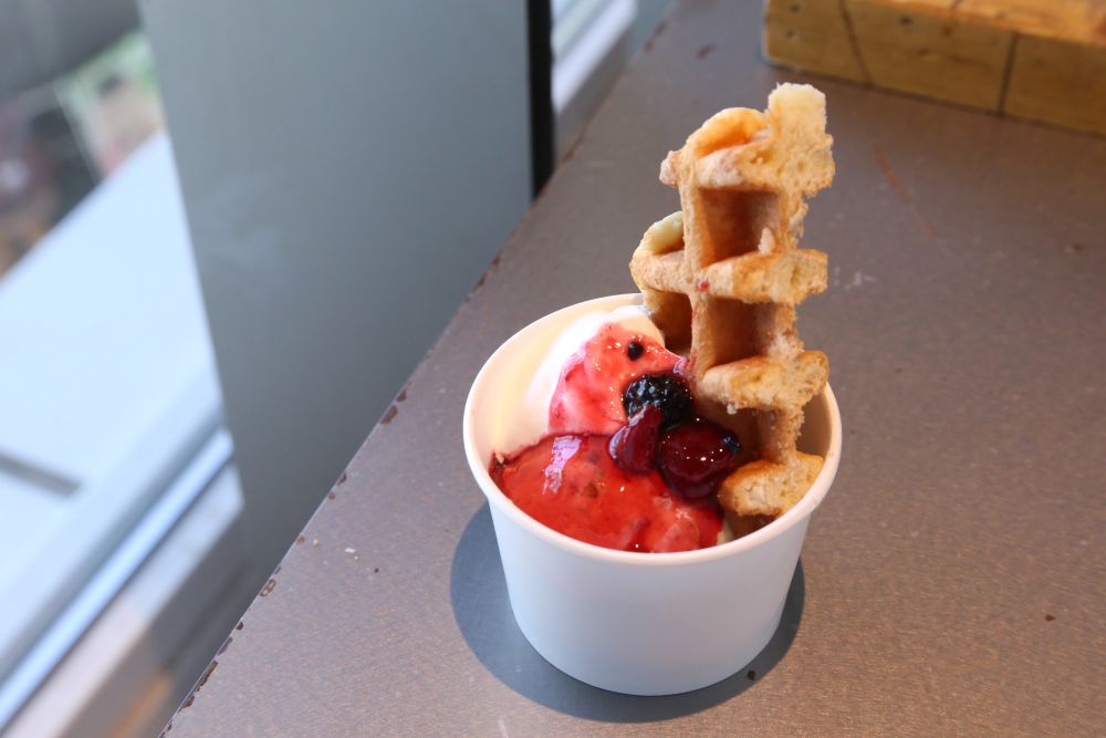 「クリスマスワッフルサンデー(アイスクリーム/ソフトクリーム)」イートイン・各種税込み650円、テイクアウト・各種税込み637円