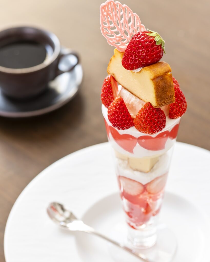 「苺とバスクチーズケーキのパフェ」イメージ