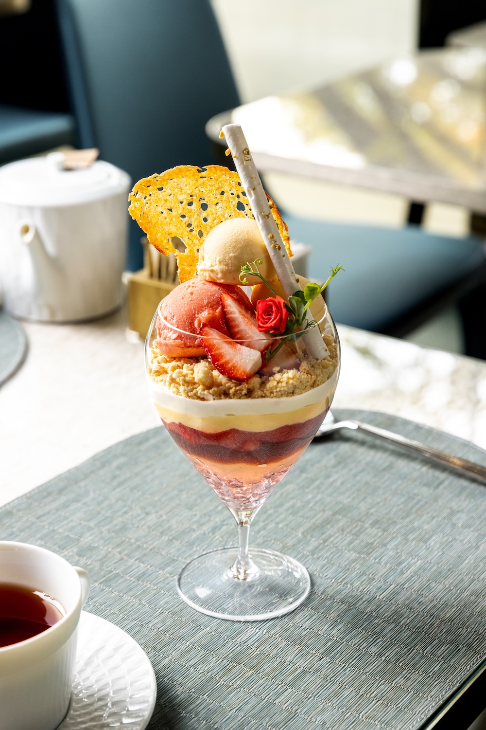 「苺とローズのパフェ」イメージ