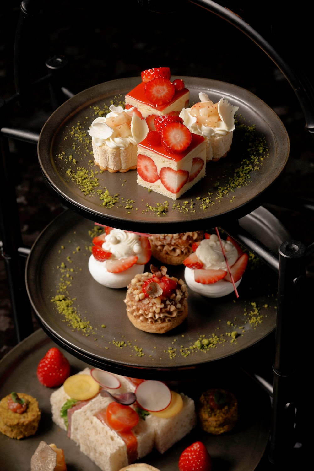 12月26日〜2026年4月19日に販売される「ザ・ラウンジ by アマン」の「ストロベリー アフタヌーンティー」税込み12,000円（サービス料含む）