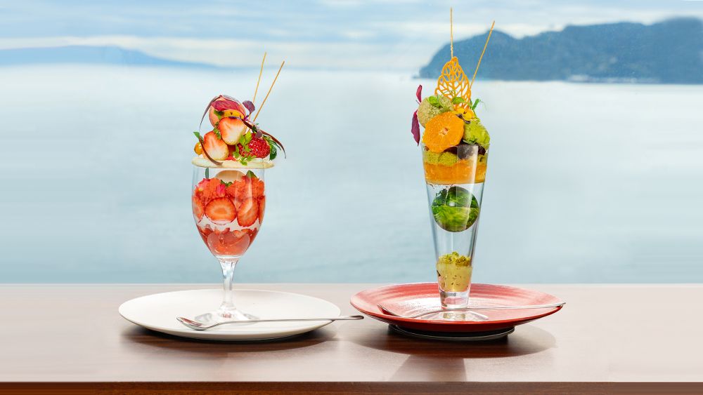 左から「伊豆いちごをたっぷりと使用したパフェ 紅茶のジュレとフロマージュブランのスフェリク」、「静岡抹茶と伊豆みかんのコンポート トータルで抹茶ティラミスを表現したパフェ」各種税込み2,200円