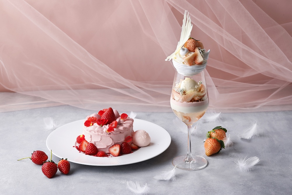 左から「ストロベリーロゼパンケーキ」、「白いちごのホワイトパフェ」