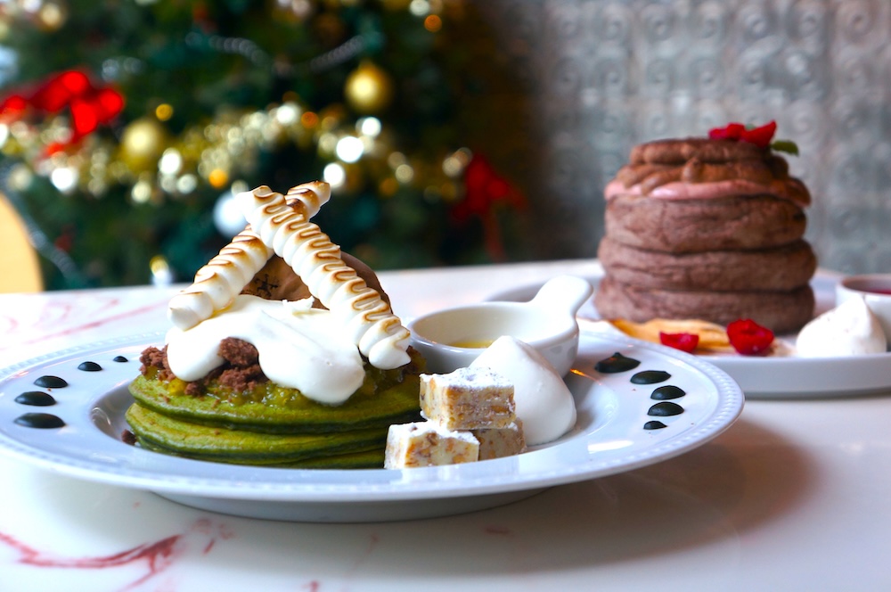 左から「ホワイトチョコとゆずジャムの抹茶パンケーキ」、「マスカルチョコムースとベリーのふわふわパンケーキ」