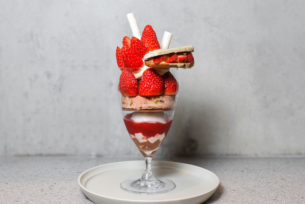 「果実とチョコレートのパフェ -苺-」イメージ