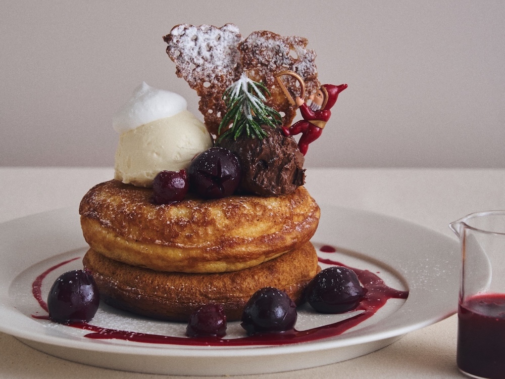 「チェリーとショコラムースのフォレノワールパンケーキ グリオットチェリーソース」イメージ