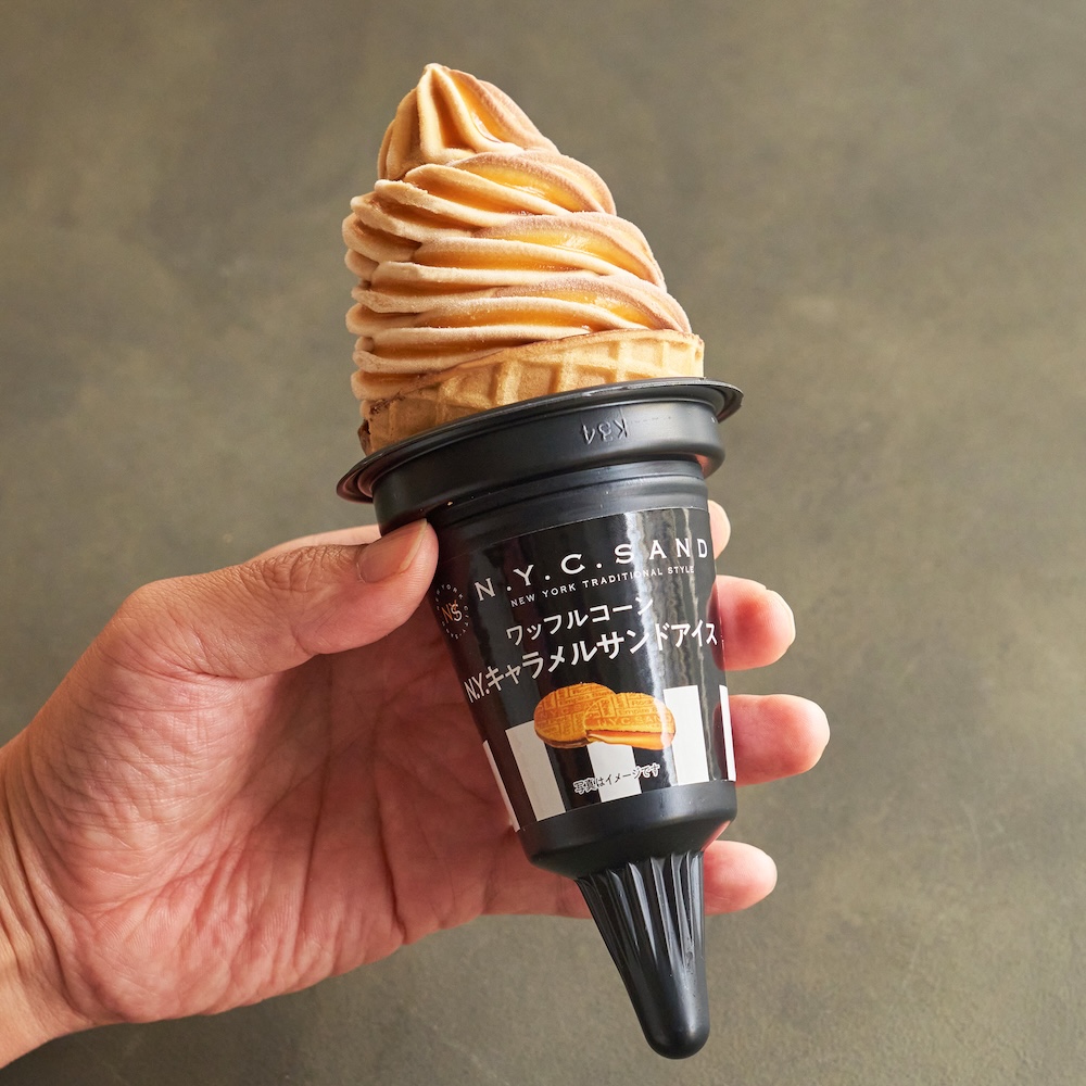 「N.Y.C.SAND ワッフルコーン N.Y.キャラメルサンドアイス」イメージ