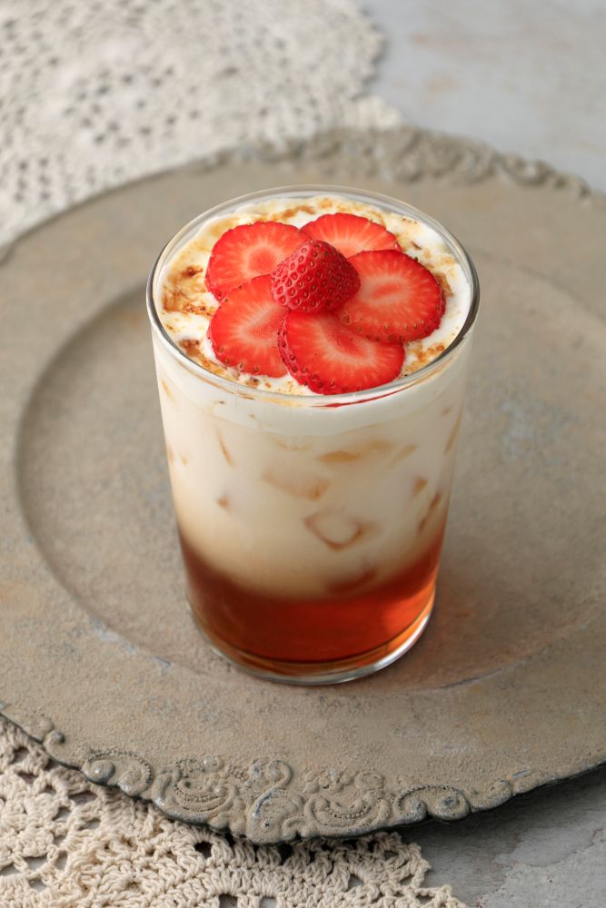 「いちご香る クリームミルクティー」税込み820円（横浜スカイビル店のみ税込み920円）