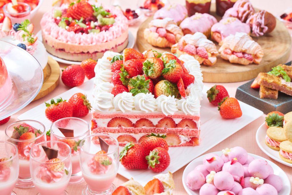「ストロベリースイーツビュッフェ ～イチゴを堪能する4カ月～」税込み4,000円（サービス料含む）