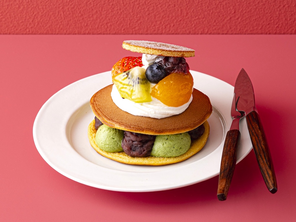 「コロンバン」のグランスタ限定「プレミアムパンケーキ~抹茶とあんこの彩りフルーツ~」1個・税込み820円