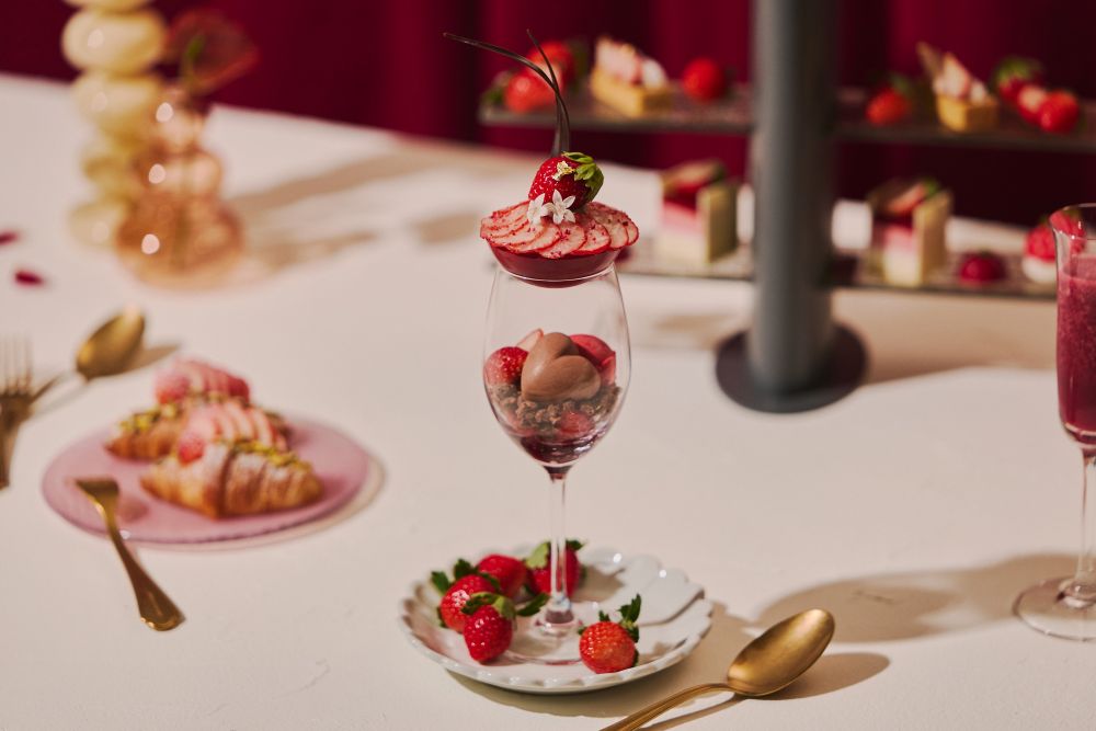 2026年1月9日～2月23日に展開する「ストロベリー・パルフェ・アフタヌーンティー」イメージ