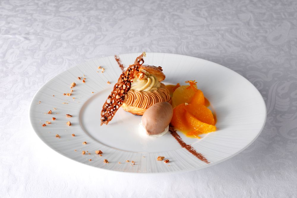 「国産くるみを使用したパリブレスト　チョコレートのアイスクリーム添え」税込み2,700円