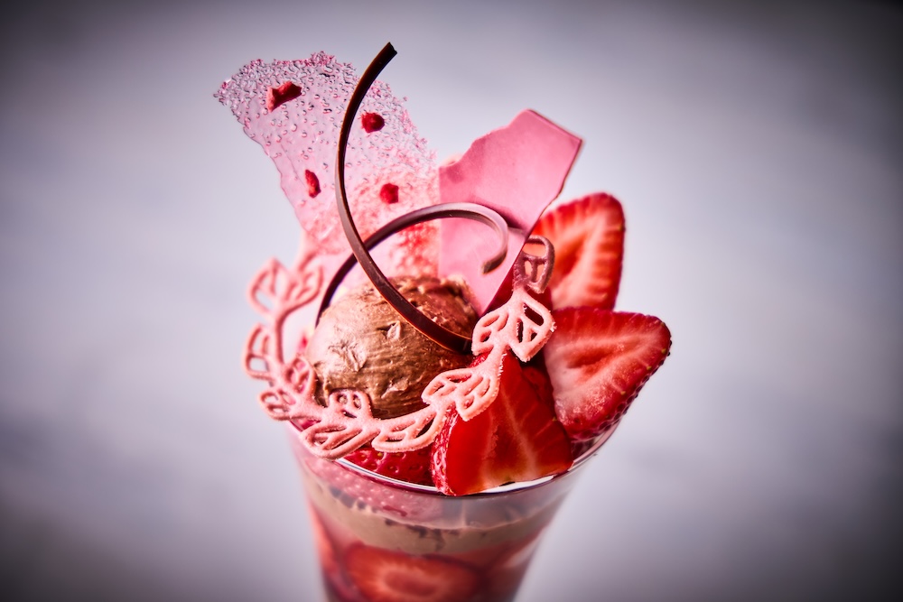 「苺とチョコレートのパフェ」イメージ