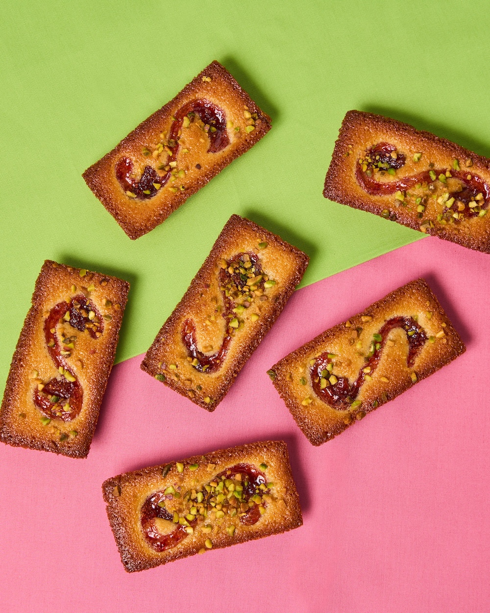 「THE BLUE」の近鉄本店限定「苺とピスタチオのフィナンシェ」1個・303円