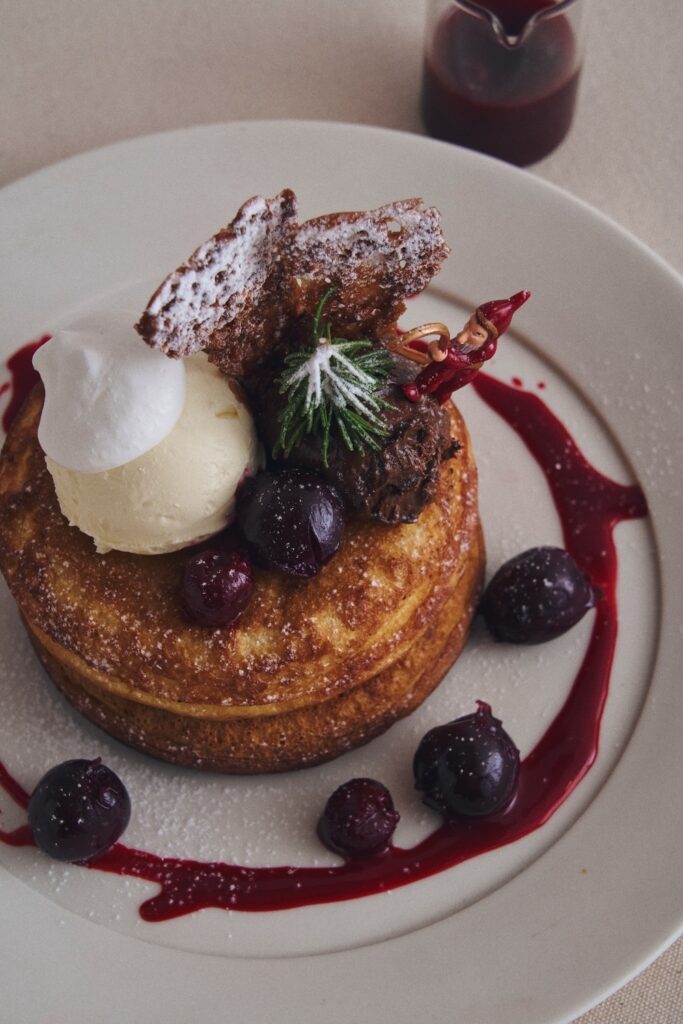 「チェリーとショコラムースのフォレノワールパンケーキ グリオットチェリーソース」イメージ