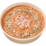 「本ズワイ蟹をのせたトマトクリームパスタ」税込み645円(沖縄県除く)