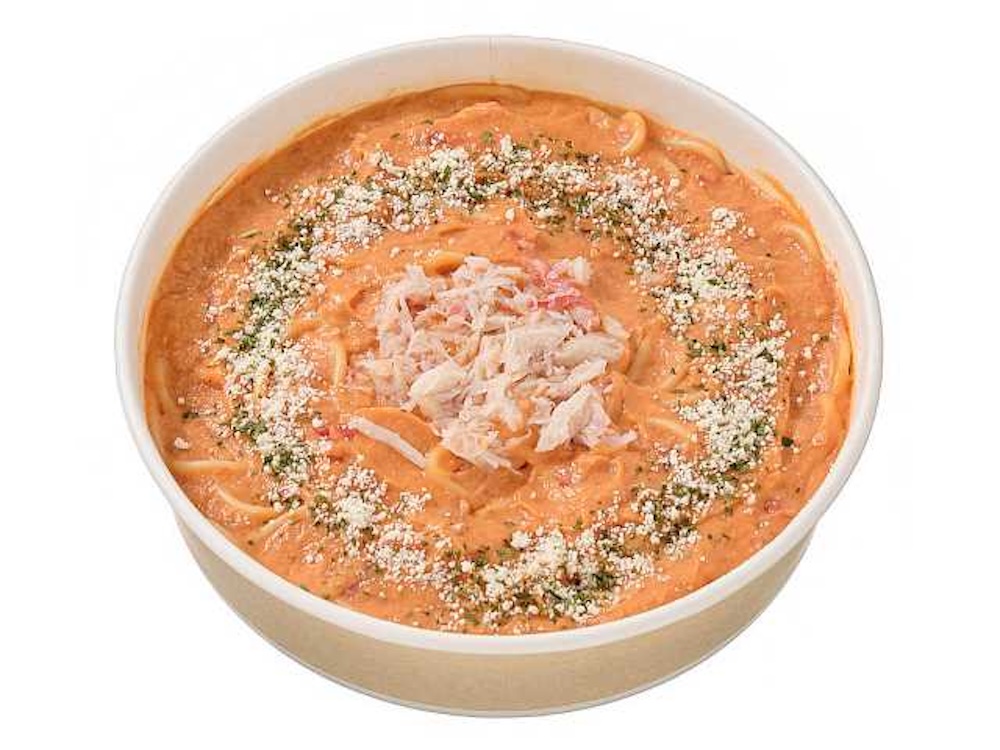 「本ズワイ蟹をのせたトマトクリームパスタ」税込み645円（沖縄県除く）