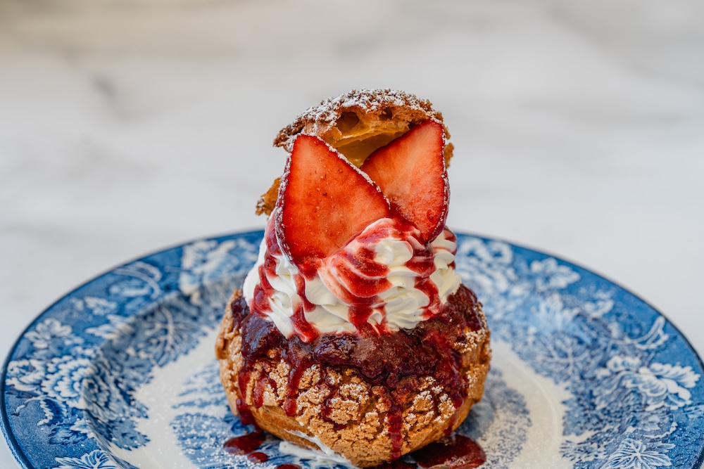 「たっぷり苺のショートシュークリーム」イメージ