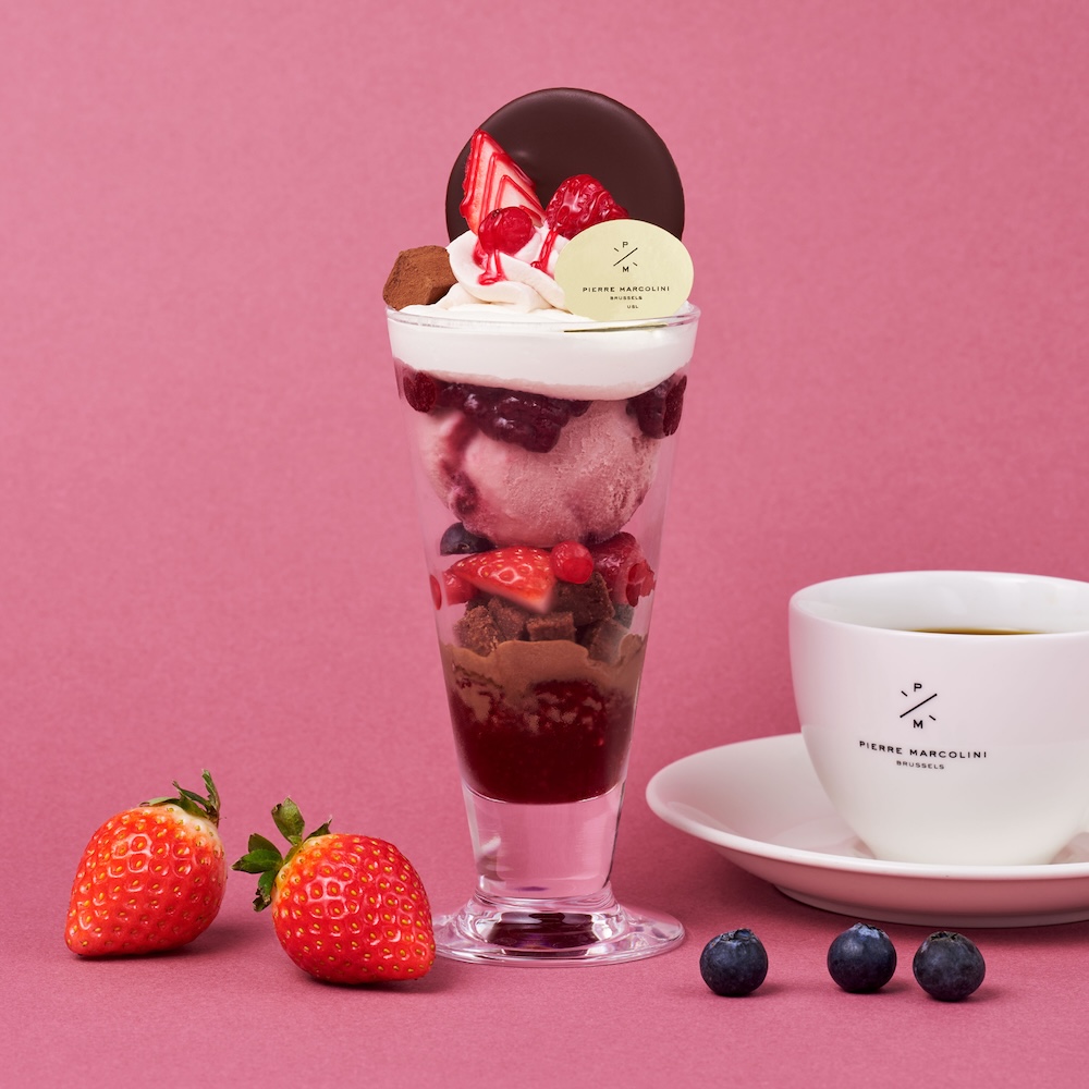 12月1日～ 2026年1月31日に販売される「パフェ オ フリュイ ルージュ & ショコラ」税込み1,980円