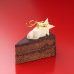 12月20日より販売される「アンリ・シャルパンティエ」の「ザッハトルテ」税込み972円
