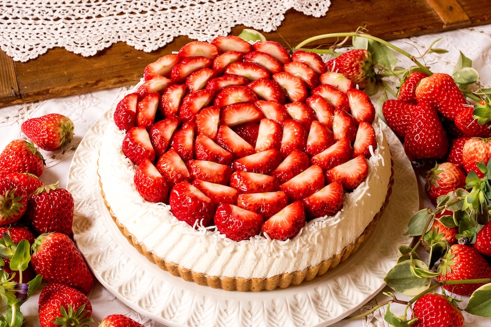 12月26日〜2026年2月15日に販売される「特選 静岡県産 “紅ほっぺ”のタルト」ホール・税込み19,980円