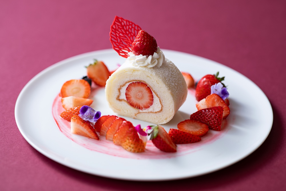 「苺のふんわりロールケーキ」税込み3,300円(サービス料含む)