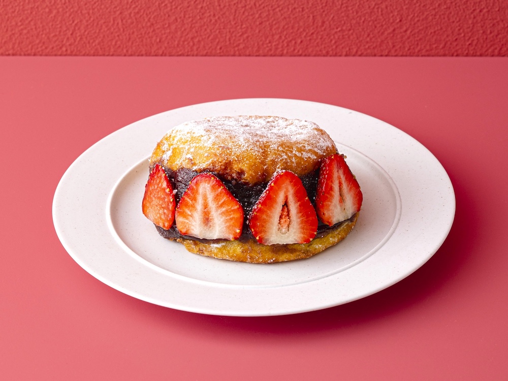 「and TOKYO」のグランスタ限定「日本橋人形町板倉屋餡子といちごのドーナツ」1個・税込み550円