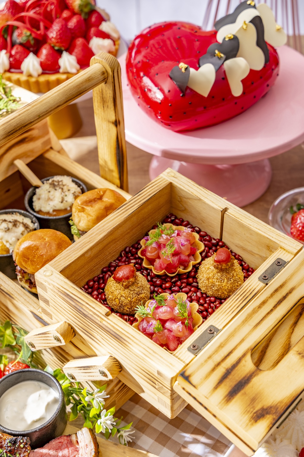 「ミートアフタヌーンティーwithストロベリースイーツビュッフェ」イメージ