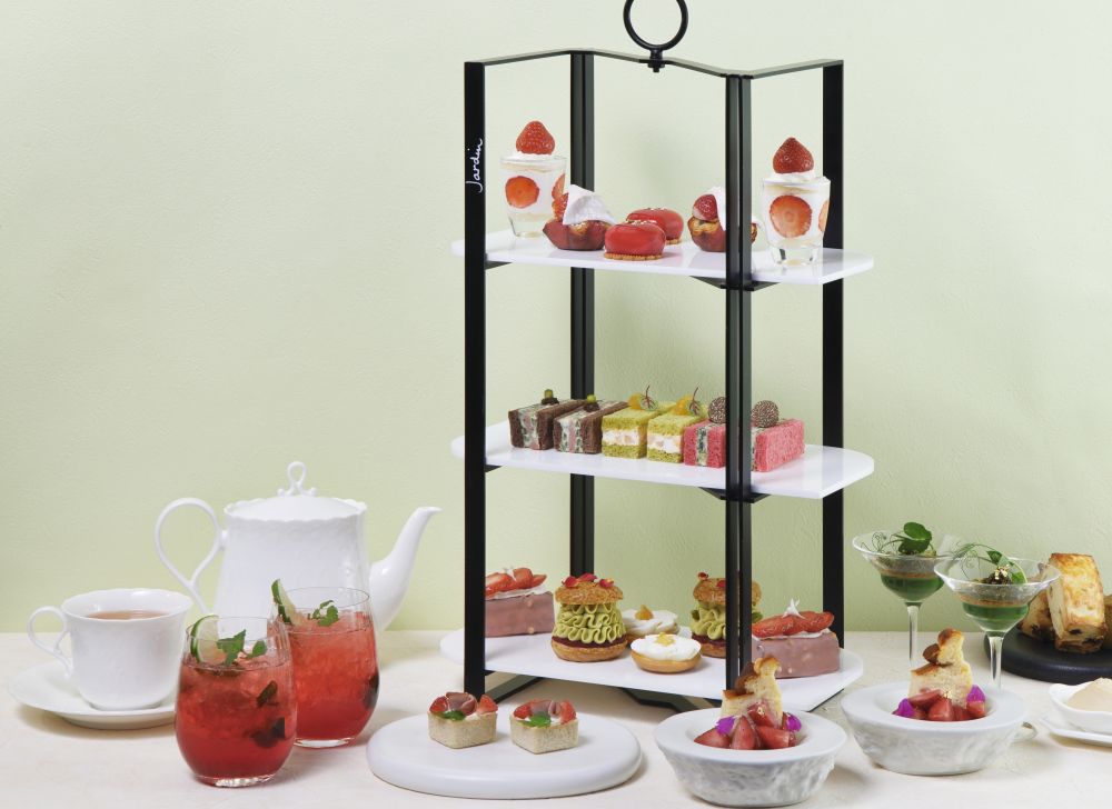 「ストロベリーアフタヌーンティー」平日・税込み8,800円、土日祝日・税込み9,600円（いずれもサービス料含む）