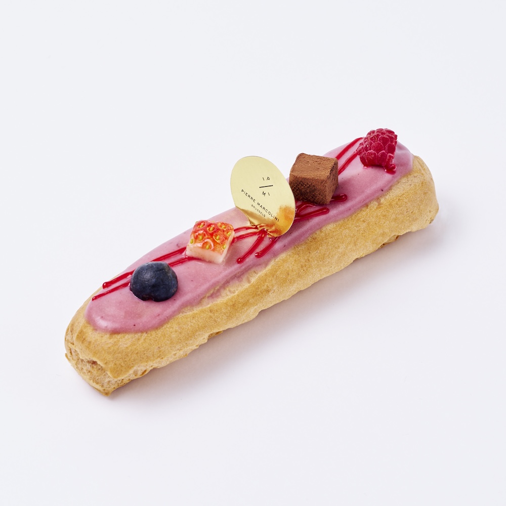 12月1日～2026年1月31日に銀座本店、名古屋店で販売される「エクレア フリュイ ルージュ & ショコラ」イートイン・税込み935円、テイクアウト・税込み810円
