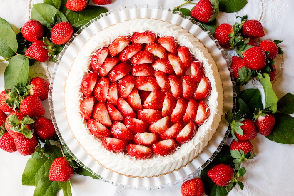 12月26日〜2026年2月15日に販売される「特選 福岡県産 “あまおう”のタルト」ホール・税込み19,980円