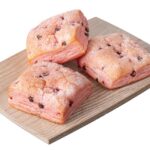 発売中の「セブンプレミアム いちごとチョコのブリオッシュ3個入」税込み170円(東北、茨城県、栃木県、群馬県、埼玉県、東京都、神奈川県、甲信越、北陸、大阪府、和歌山県、鳥取県、島根県、広島県、山口県、熊本県、大分県、宮崎県、鹿児島県で発売)