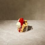 京都六角カフェ限定「ワッフルパフェ ストロベリー」税込み770円