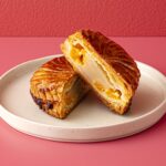 「Curly's Croissant TOKYO BAKE STAND」のグランスタ限定「白あんとみかんのピティヴィエ」テイクアウト・税込み428円、イートイン・税込み436円