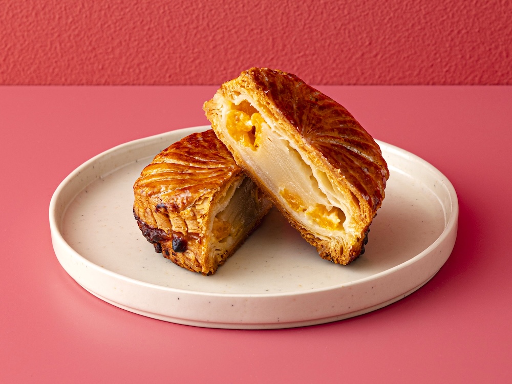 「Curly's Croissant TOKYO BAKE STAND」のグランスタ限定「白あんとみかんのピティヴィエ」テイクアウト・税込み428円、イートイン・税込み436円