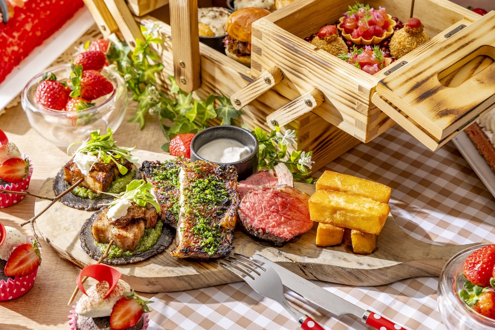 「ミートアフタヌーンティーwithストロベリースイーツビュッフェ」イメージ