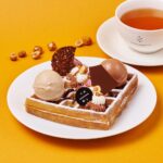 コレド室町テラス店、ミナモア広島店、福岡岩田屋店、ワン・フクオカ・ビルディング店で12月1日～ 2026年1月31日に販売される「ワッフル ア ラ ミニュット プラリネ ノワゼット & カシス」税込み1,430円