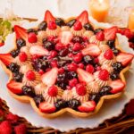 12月20日限定「輪花型 ミックスベリーのキャンドルナイトケーキ」ピース・税込み1,198円、ホール・税込み12,204円(東京ドームシティ店、東京スカイツリータウン・ソラマチ店、横浜、静岡、浜松、仙台、福岡、グランフロント大阪店、京都限定)