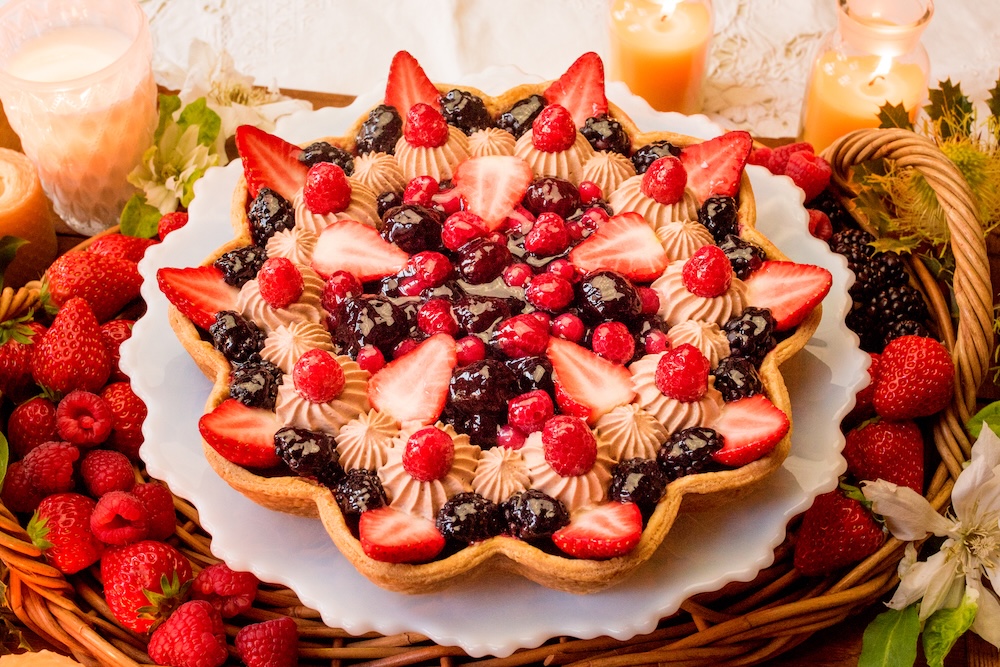 12月20日限定「輪花型 ミックスベリーのキャンドルナイトケーキ」ピース・税込み1,198円、ホール・税込み12,204円（東京ドームシティ店、東京スカイツリータウン・ソラマチ店、横浜、静岡、浜松、仙台、福岡、グランフロント大阪店、京都限定）