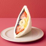 「サンドイッチハウス メルヘン」のグランスタ限定「珈琲あんのいちごバナナカスター」1切れ・税込み442円